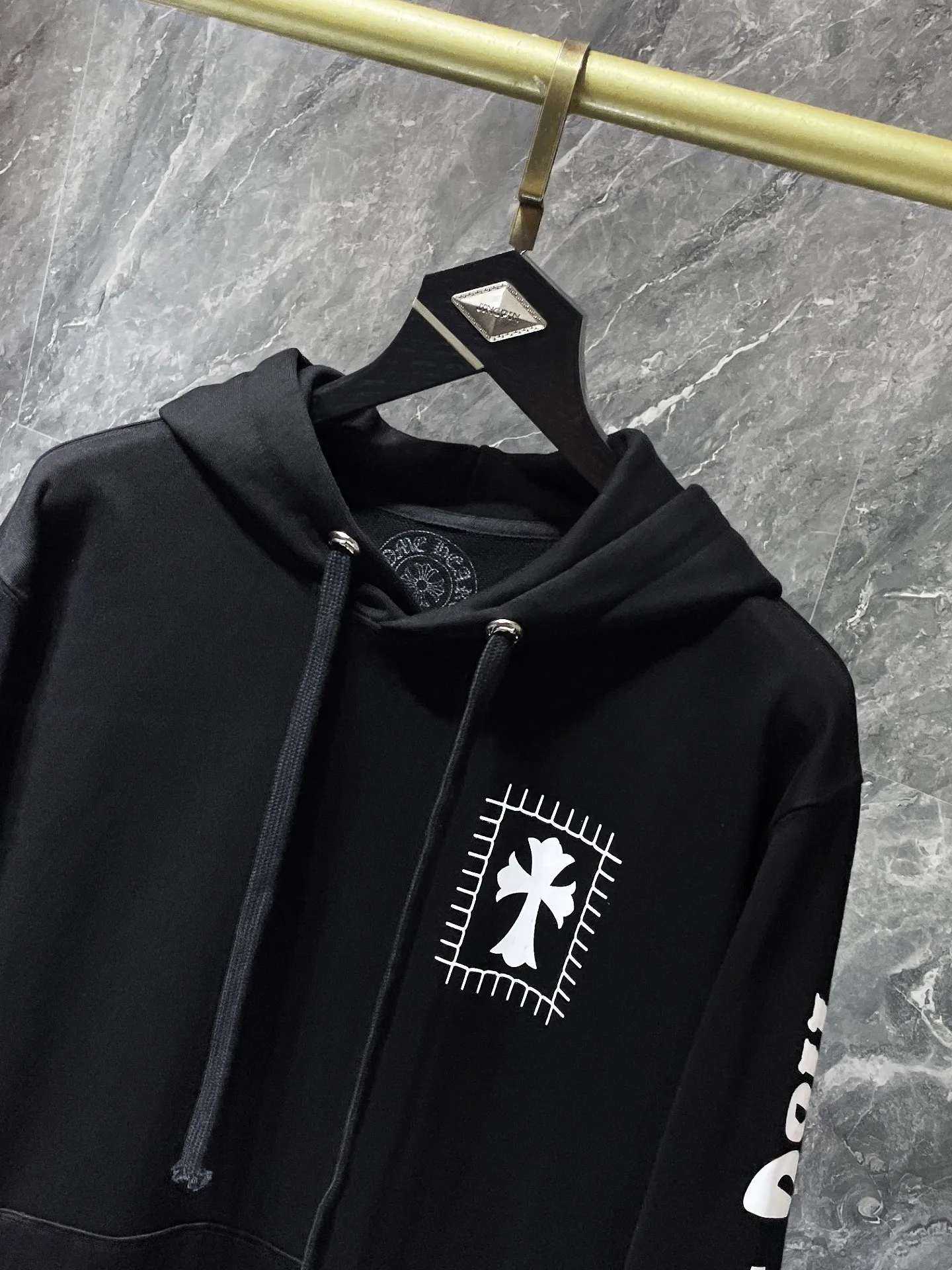 P246 Chrome Hearts Autumn and Winter 25ss. Counter synchronization. High gram weight, environmentally friendly and high-quality top-grade fabric. Big horseshoe deadly doll hooded sweatshirt. Imported environmentally friendly glue printing and dyeing. Counter synchronization. Re-engraved version 1:1. Recommended color: black. Size: S, M, L, XL.